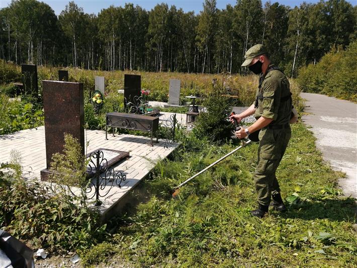 Военнослужащие северского соединения Росгвардии продолжают работу по облагораживанию мест захоронения ветеранов