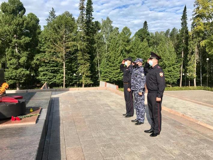В Томске росгвардейцы почтили память советских воинов, погибших в Курской битве