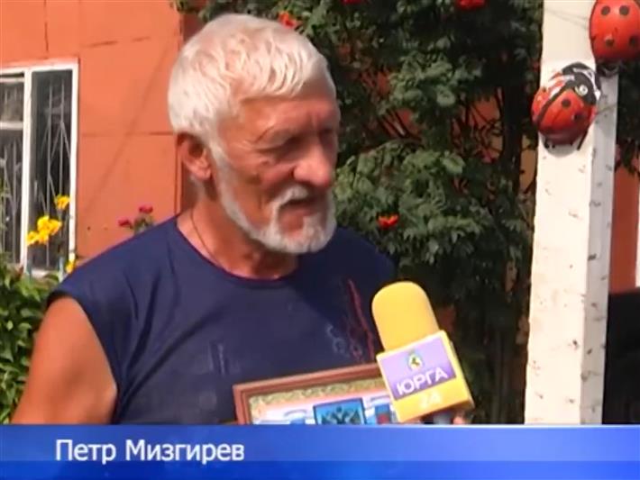В Кузбассе росгвардейцы поблагодарили жителя Юрги, добровольно выдавшего оружие