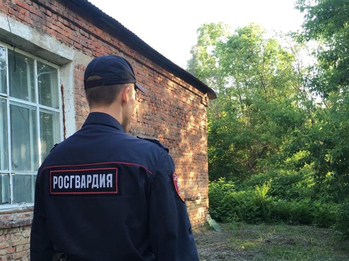 В Омске сотрудники Росгвардии задержали женщину, которая нанесла своему знакомому ножевое ранение, повлекшее его смерть 