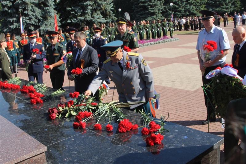 Военнослужащие и сотрудники Росгвардии почтили память погибших в Курской битве