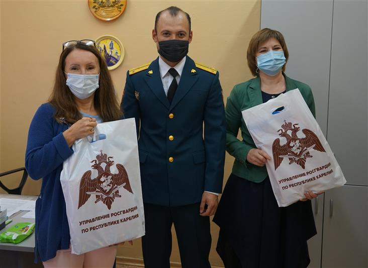 Росгвардейцы приняли участие в акции «Благотворительный школьный базар» в Петрозаводске