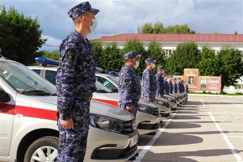 В Чебоксарах сотрудники вневедомственной охраны Росгвардии получили ключи от новых служебных автомобилей