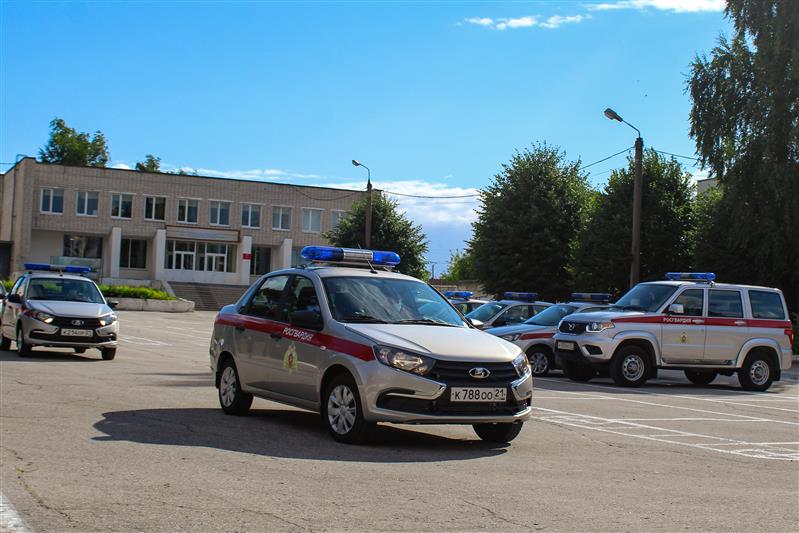В Чебоксарах сотрудники вневедомственной охраны Росгвардии получили ключи от новых служебных автомобилей