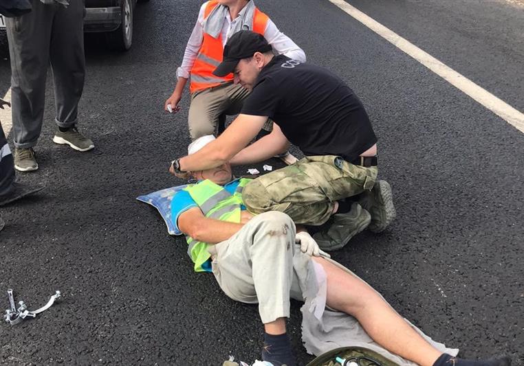 В Севастополе офицеры Росгвардии оказали помощь дорожному рабочему, пострадавшему в результате ДТП 