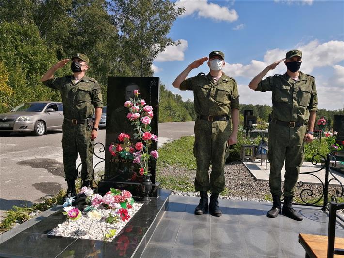 Военнослужащие северского соединения Росгвардии продолжают работу по облагораживанию мест захоронения ветеранов