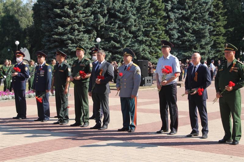 Военнослужащие и сотрудники Росгвардии почтили память погибших в Курской битве