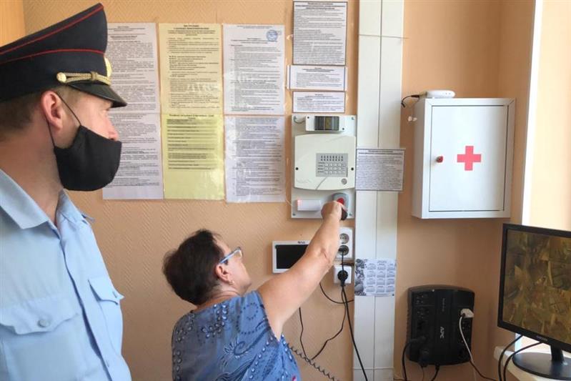 Росгвардия продолжает проверки систем безопасности в образовательных учреждениях Сибири