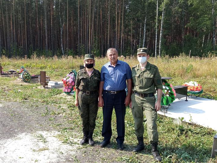 Военнослужащие северского соединения Росгвардии продолжают работу по облагораживанию мест захоронения ветеранов