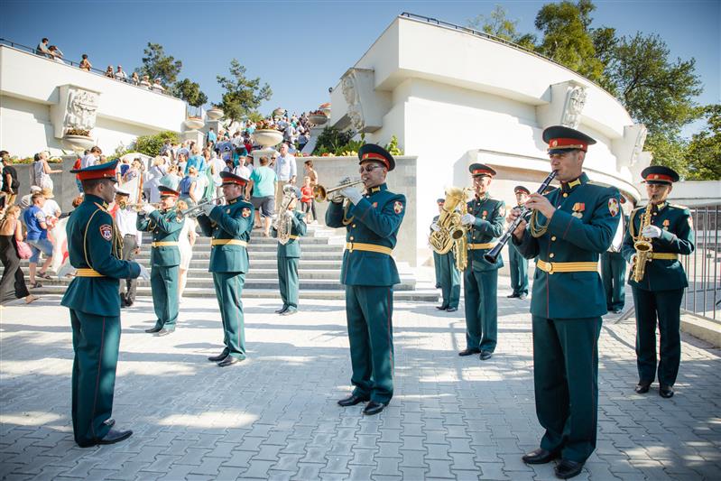 Под музыку в исполнении оркестра Росгвардии в Севастополе открыли реконструированный Матросский бульвар