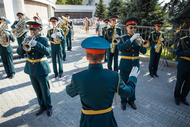 Под музыку в исполнении оркестра Росгвардии в Севастополе открыли реконструированный Матросский бульвар