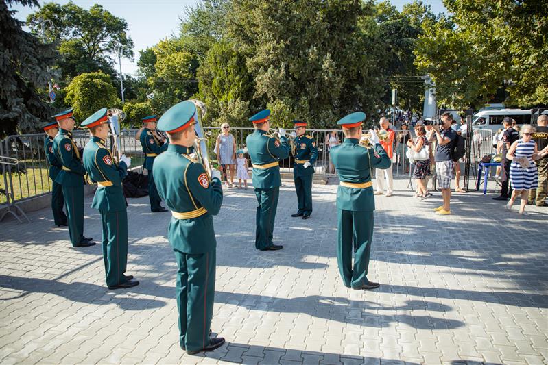 Под музыку в исполнении оркестра Росгвардии в Севастополе открыли реконструированный Матросский бульвар