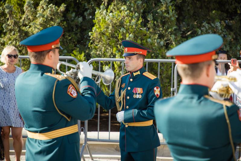 Под музыку в исполнении оркестра Росгвардии в Севастополе открыли реконструированный Матросский бульвар