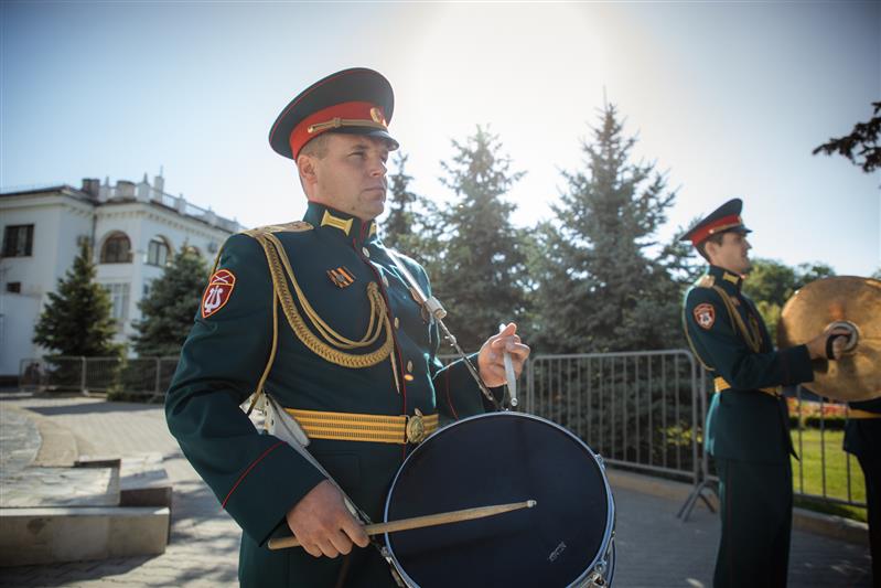 Под музыку в исполнении оркестра Росгвардии в Севастополе открыли реконструированный Матросский бульвар