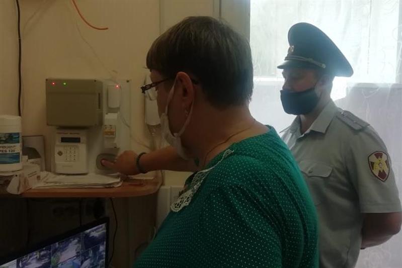 Росгвардия продолжает проверки систем безопасности в образовательных учреждениях Сибири