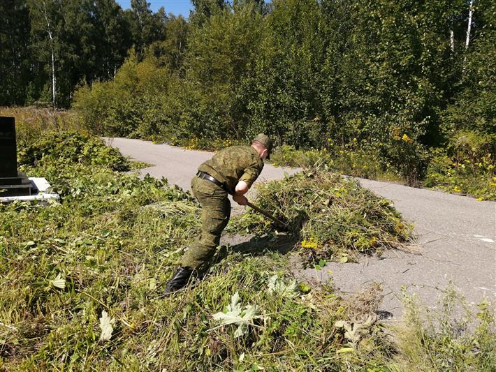 Военнослужащие северского соединения Росгвардии продолжают работу по облагораживанию мест захоронения ветеранов