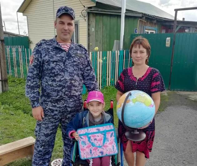 В Тюмени росгвардейцы помогли подготовиться к школе детям с ограниченными возможностями здоровья