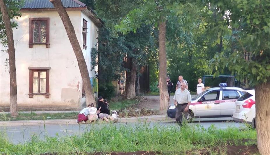 Уфимские росгвардейцы пришли на помощь велосипедисту, который во время движения неудачно упал