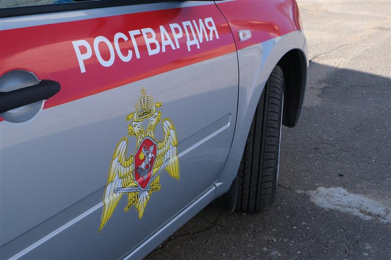 В Смоленской области сотрудники Росгвардии и полиции удержали от необдуманных действий мужчину, угрожавшего расправой над собой