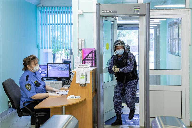 Росгвардейцы проверили организацию обеспечения безопасности в образовательных учреждениях Москвы