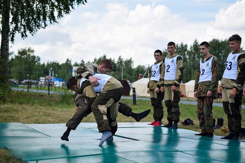 Офицеры тюменского СОБР экзаменовали курсантов подшефной группы добровольной подготовки к военной службе
