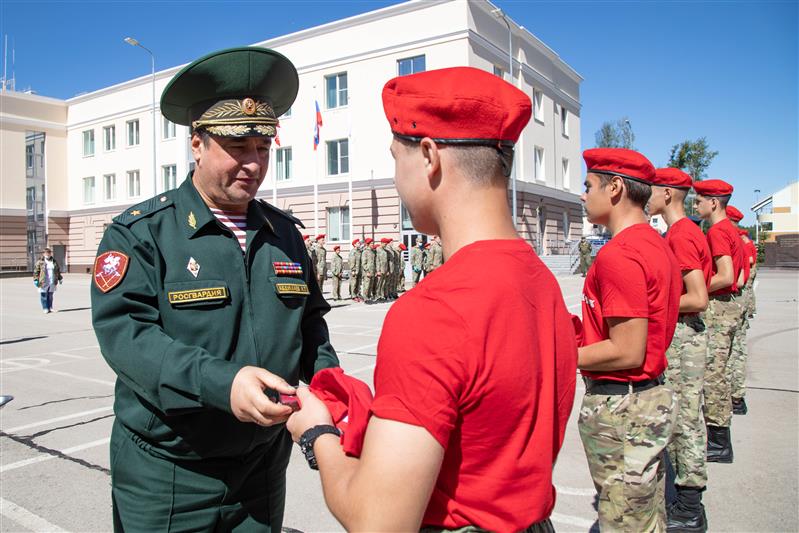 Заместитель командующего Приволжским округом Росгвардии принял участие в церемонии посвящения школьников в Юнармию