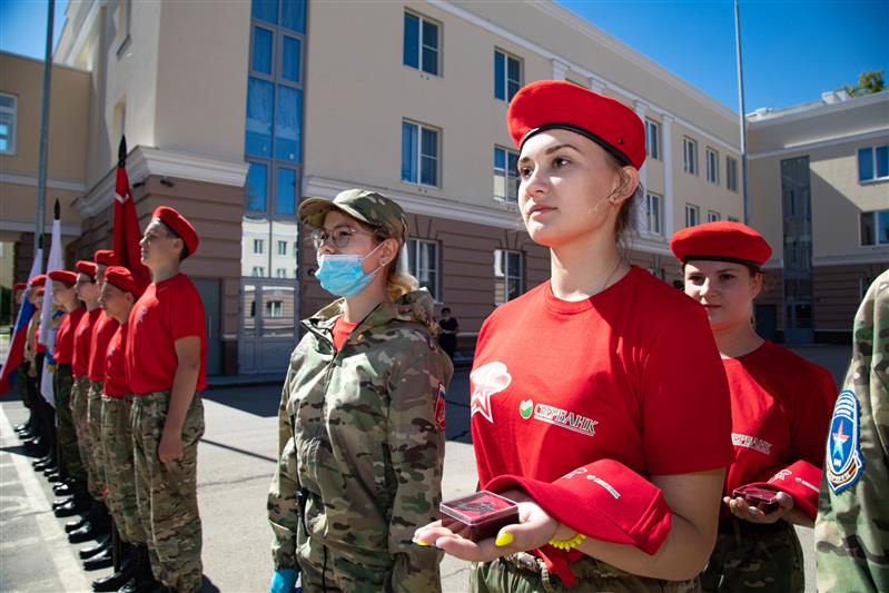 Заместитель командующего Приволжским округом Росгвардии принял участие в церемонии посвящения школьников в Юнармию