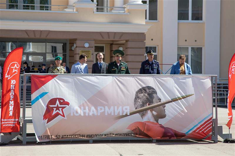 Заместитель командующего Приволжским округом Росгвардии принял участие в церемонии посвящения школьников в Юнармию