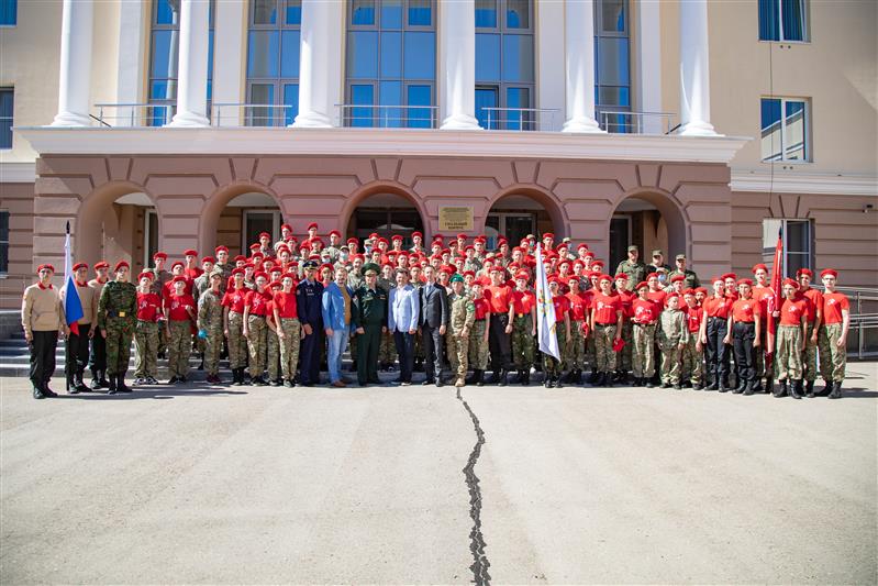 Заместитель командующего Приволжским округом Росгвардии принял участие в церемонии посвящения школьников в Юнармию