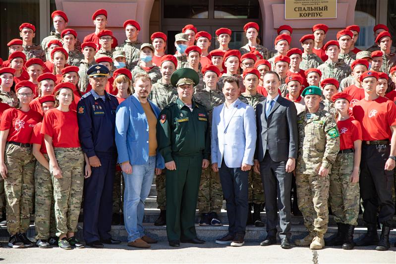 Заместитель командующего Приволжским округом Росгвардии принял участие в церемонии посвящения школьников в Юнармию