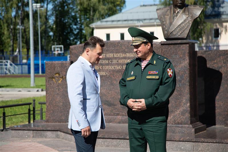 Заместитель командующего Приволжским округом Росгвардии принял участие в церемонии посвящения школьников в Юнармию