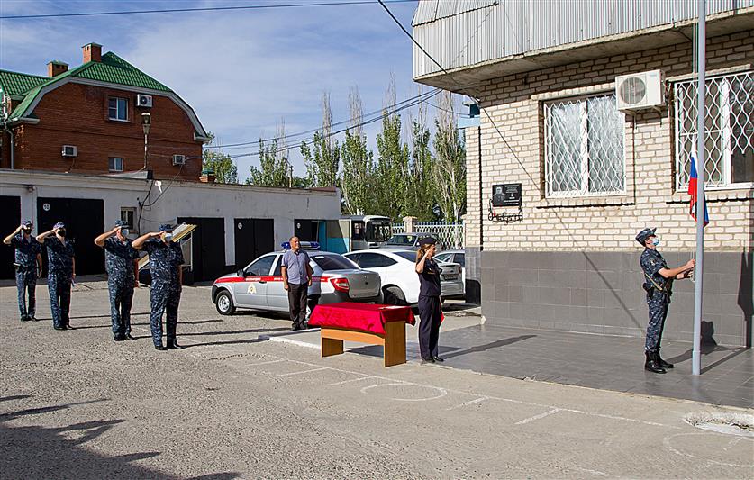В отделе вневедомственной охраны по Астраханской области состоялся митинг, посвящённый Дню флага России