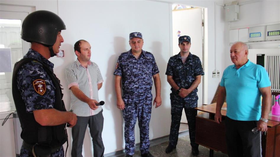 Росгвардейцы рассказали журналистам Карачаево-Черкесии о готовности систем безопасности школ региона к новому учебному году