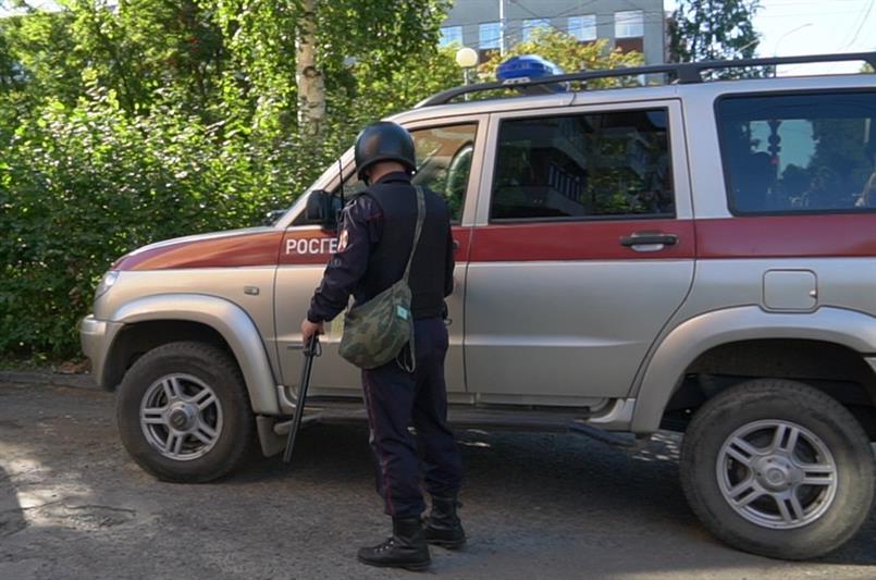 В Северодвинске росгвардейцы задержали автомобиль, в который была насильно усажена девушка