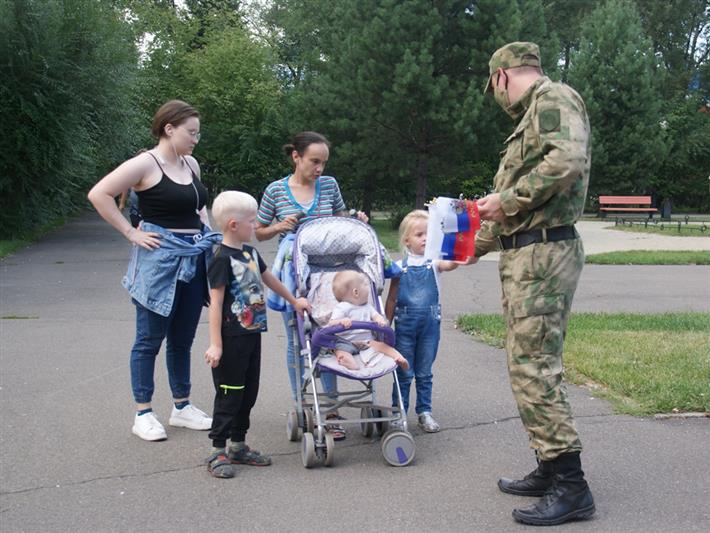 В Сибирском округе Росгвардии отметили День российского флага
