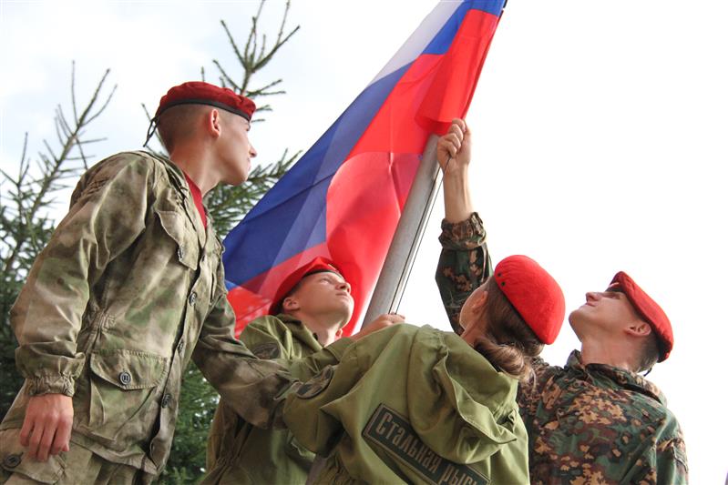 В Сибирском округе Росгвардии отметили День российского флага