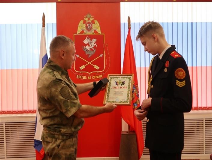Начальник Управления Росгвардии по Красноярскому краю вручил диплом лауреату Всероссийского конкурса «Юный правозащитник»
