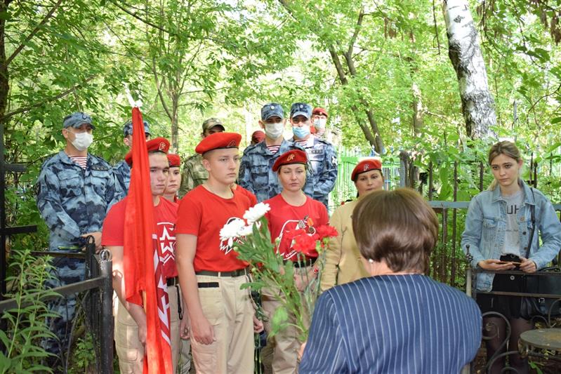 В канун 100-летия российского танкостроения росгвардейцы и ребята из Юнармии посетили могилу Героя России Алексея Козина в Казани