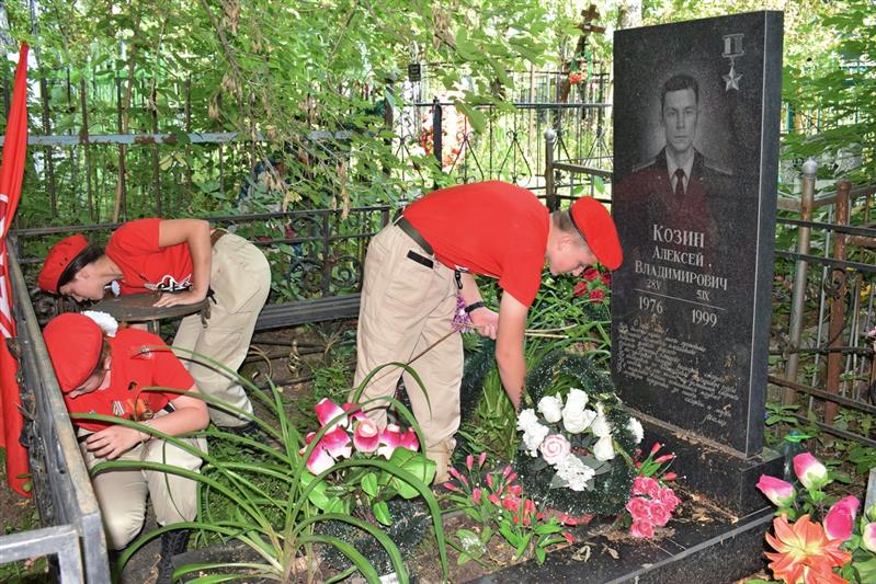 В канун 100-летия российского танкостроения росгвардейцы и ребята из Юнармии посетили могилу Героя России Алексея Козина в Казани