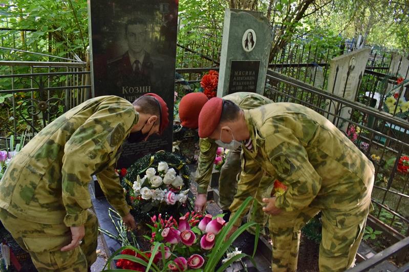 В канун 100-летия российского танкостроения росгвардейцы и ребята из Юнармии посетили могилу Героя России Алексея Козина в Казани