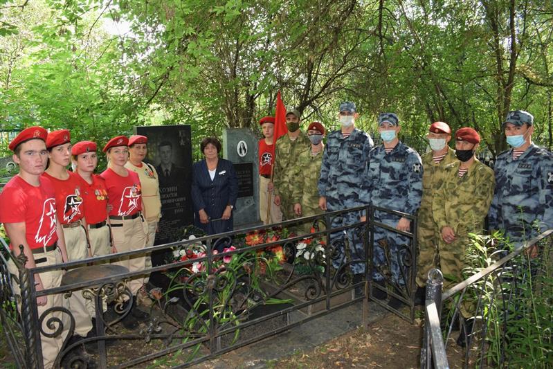 В канун 100-летия российского танкостроения росгвардейцы и ребята из Юнармии посетили могилу Героя России Алексея Козина в Казани