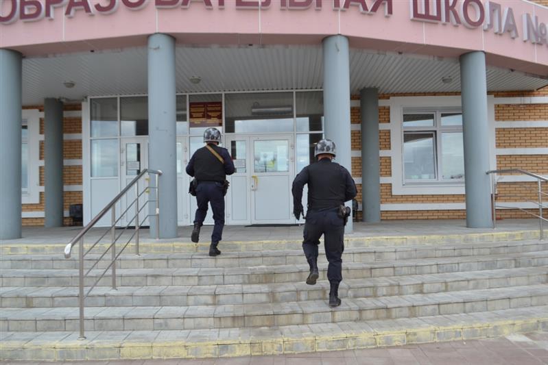 Росгвардейцы завершают проверки готовности школ Бурятии к новому учебному году