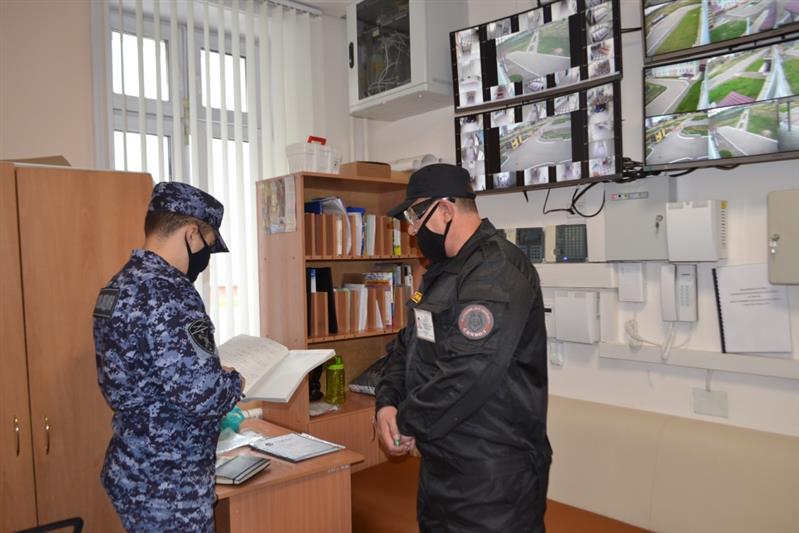 Росгвардейцы завершают проверки готовности школ Бурятии к новому учебному году