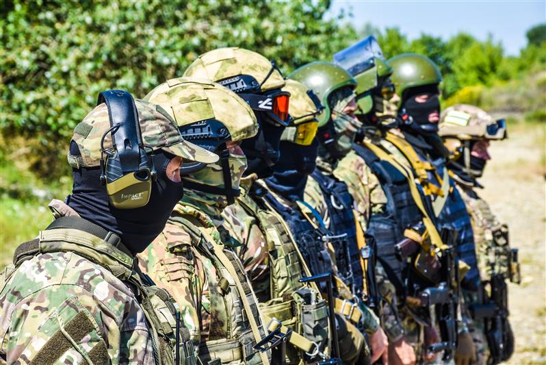 В Адыгее офицеры СОБР пригласили тележурналистов на занятия по огневой подготовке (видео)