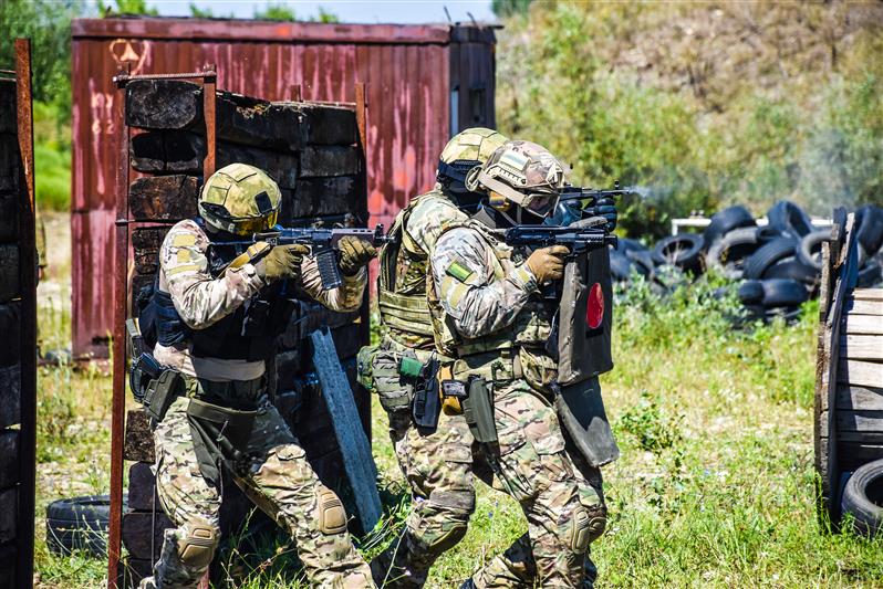 В Адыгее офицеры СОБР пригласили тележурналистов на занятия по огневой подготовке (видео)