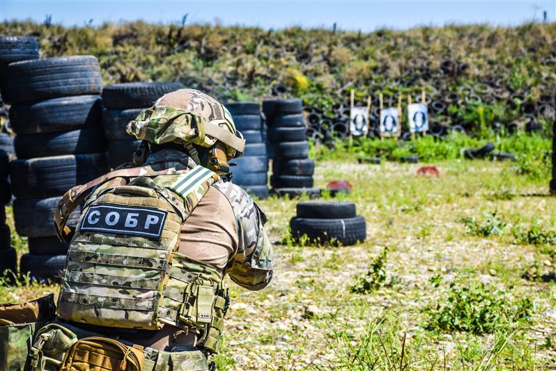 В Адыгее офицеры СОБР пригласили тележурналистов на занятия по огневой подготовке (видео)