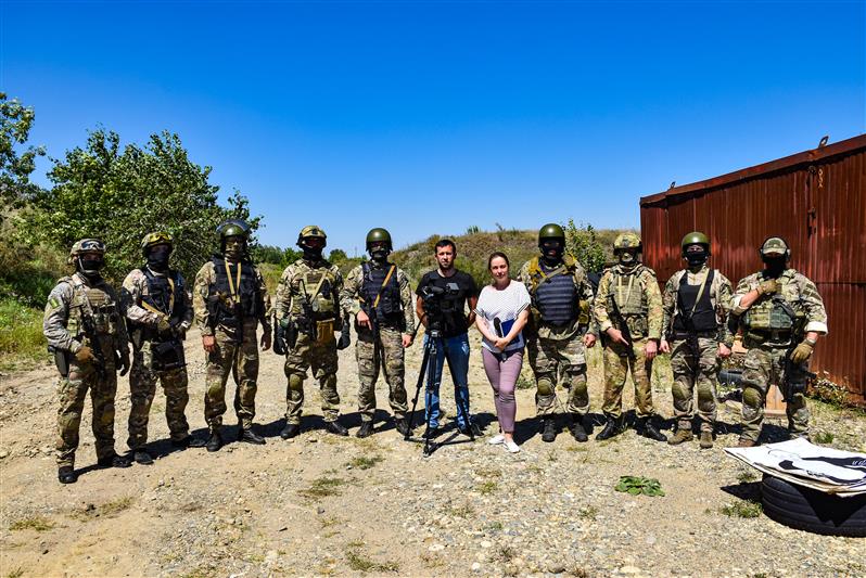 В Адыгее офицеры СОБР пригласили тележурналистов на занятия по огневой подготовке (видео)