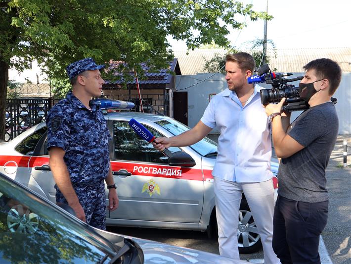 Росгвардейцы рассказали журналистам ГТРК «Ставрополье» об изменении цветографических схем служебного автопарка (видео)