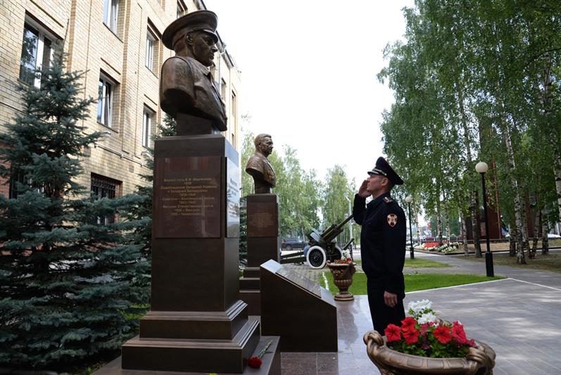 Сотрудники Уральского округа Росгвардии приняли участие в праздничных мероприятиях посвященных празднованию 90-летия Воздушно-десантных войск