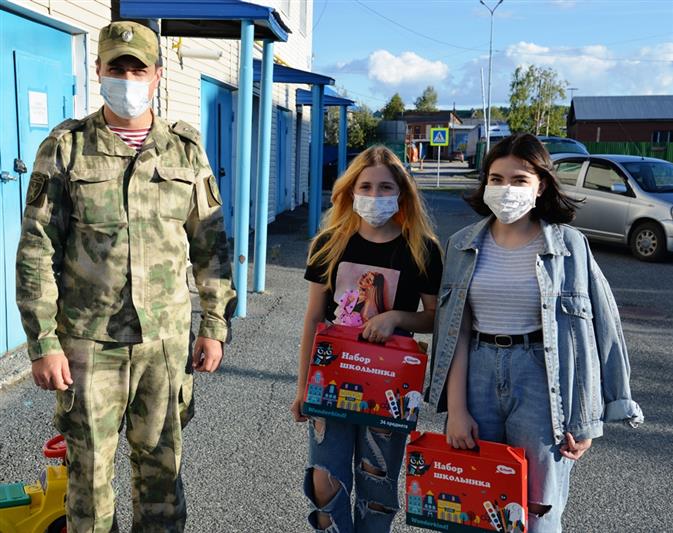 В Югре военнослужащие и сотрудники Росгвардии приняли участие в благотворительной акции «Соберем ребенка в школу»